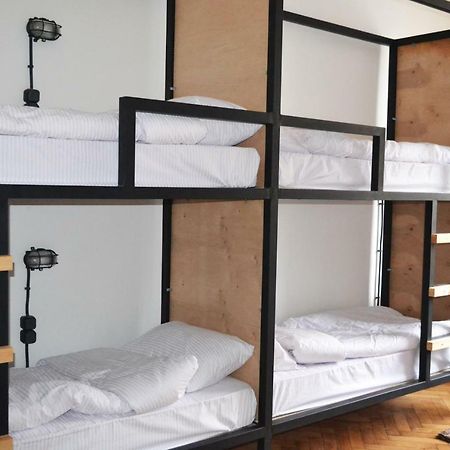 21/9 Baker Street Hostel Лвив Екстериор снимка