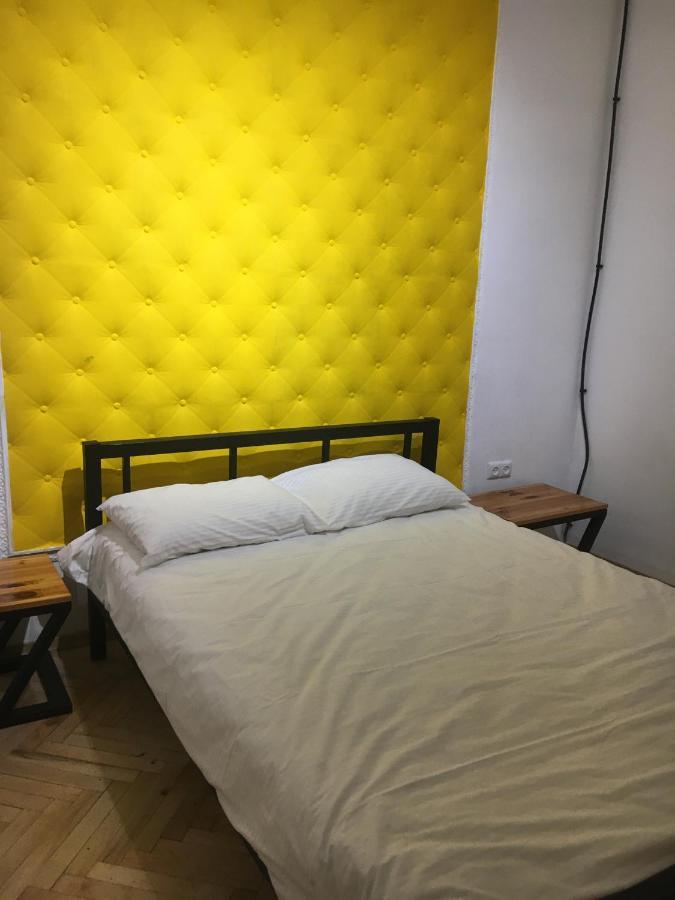 21/9 Baker Street Hostel Лвив Екстериор снимка