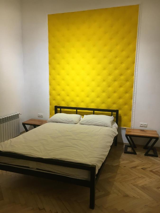 21/9 Baker Street Hostel Лвив Екстериор снимка