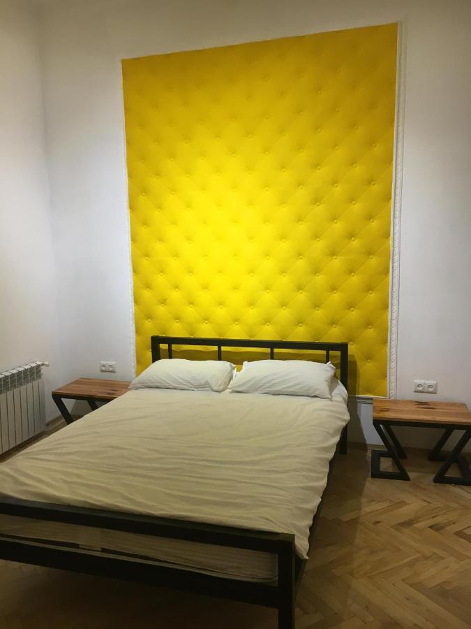 21/9 Baker Street Hostel Лвив Екстериор снимка