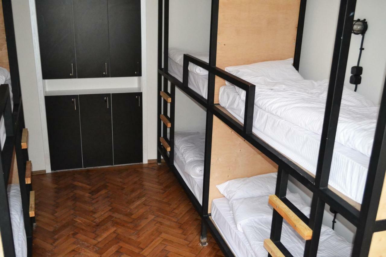 21/9 Baker Street Hostel Лвив Екстериор снимка