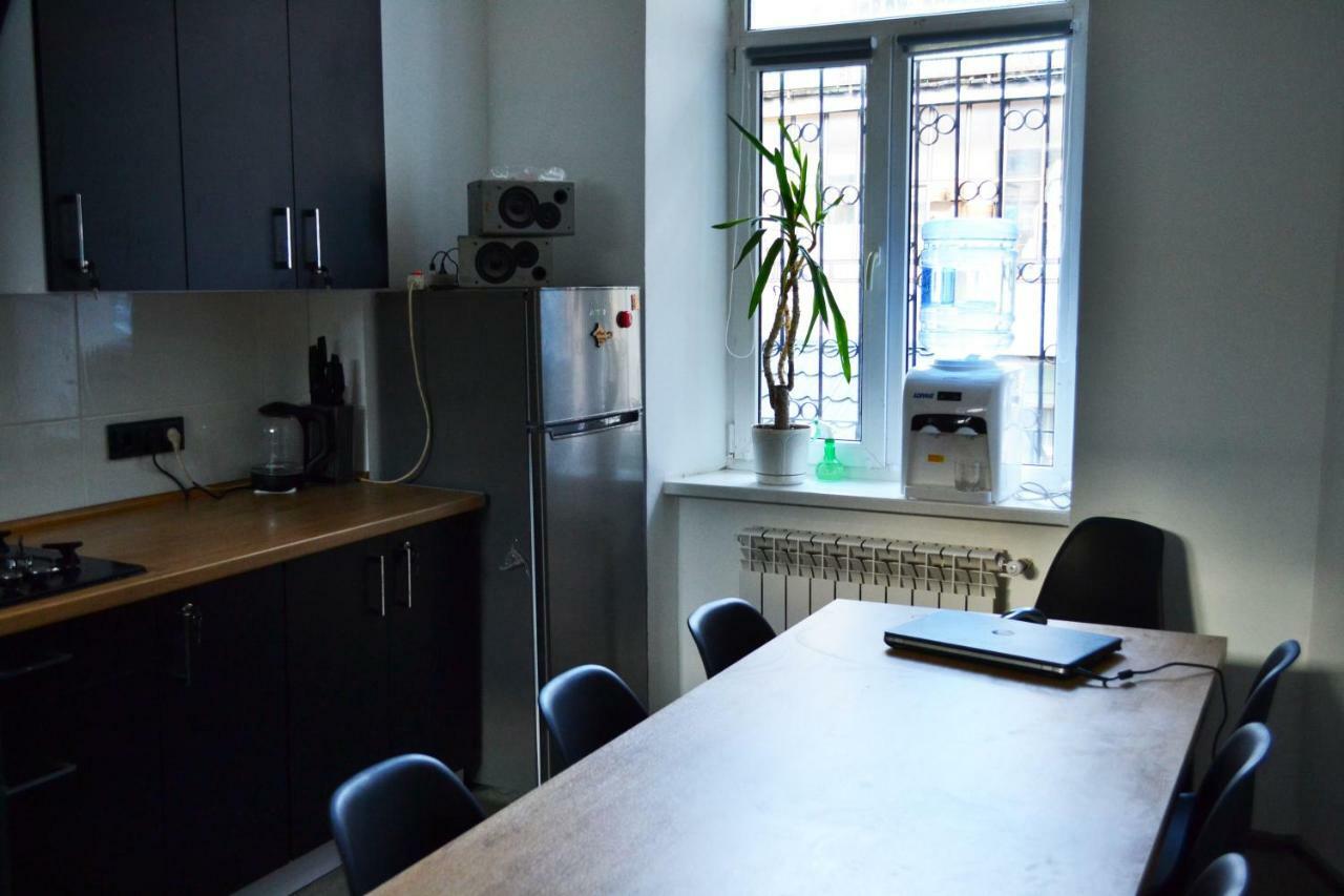 21/9 Baker Street Hostel Лвив Екстериор снимка