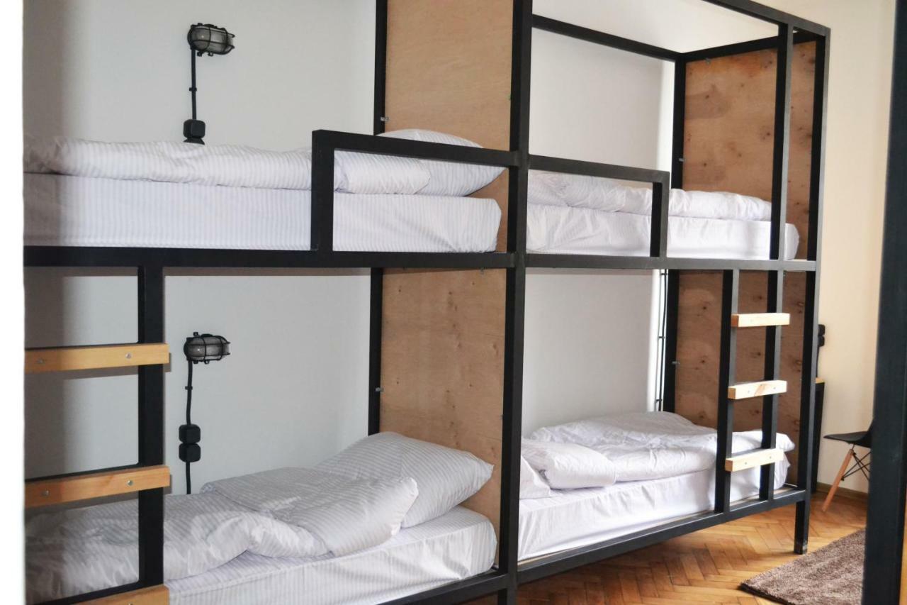 21/9 Baker Street Hostel Лвив Екстериор снимка