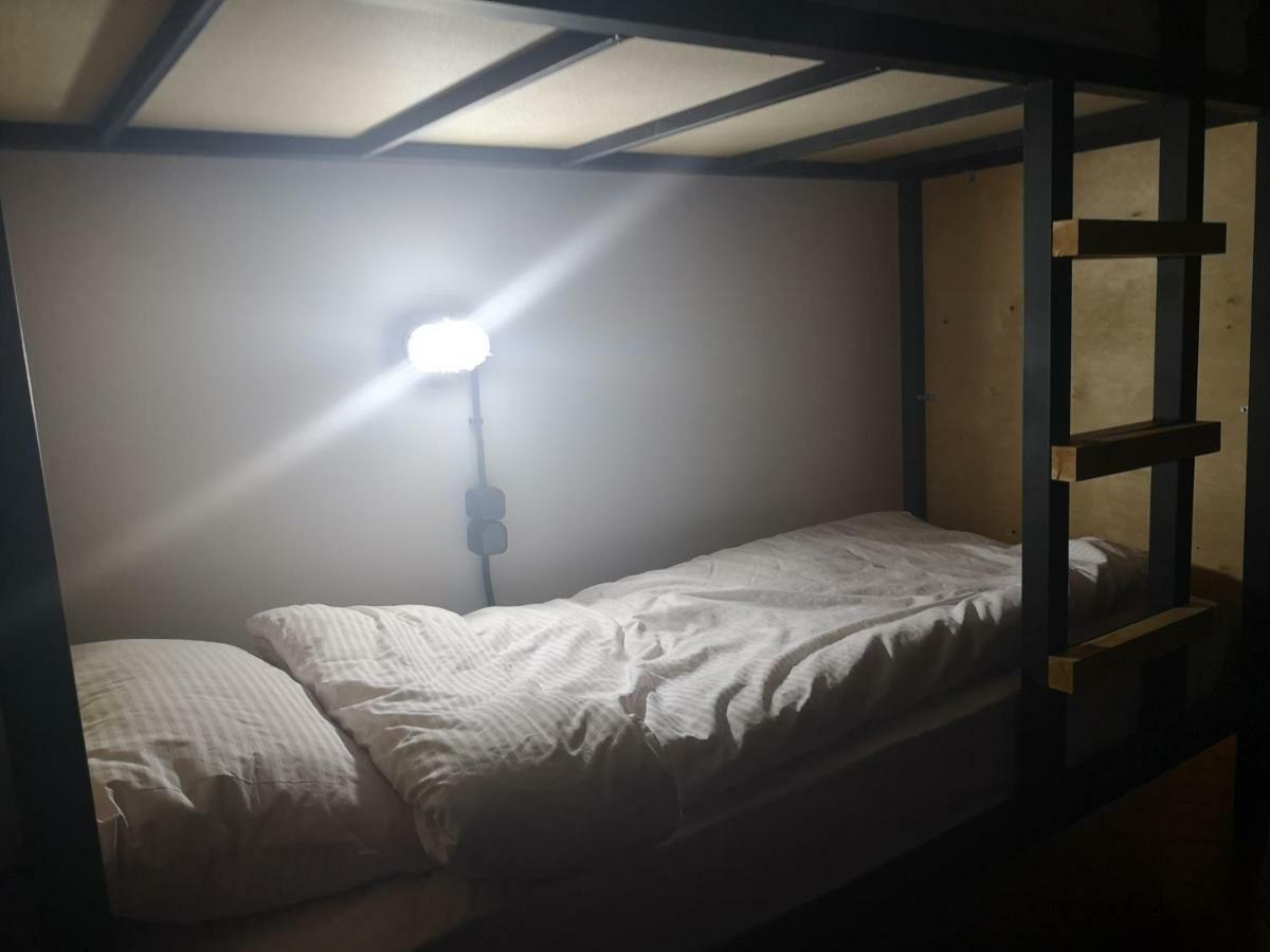 21/9 Baker Street Hostel Лвив Екстериор снимка