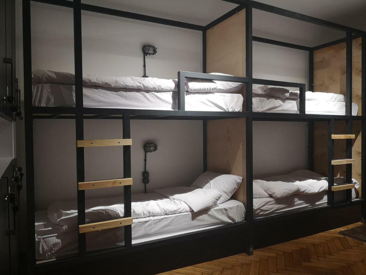 21/9 Baker Street Hostel Лвив Екстериор снимка
