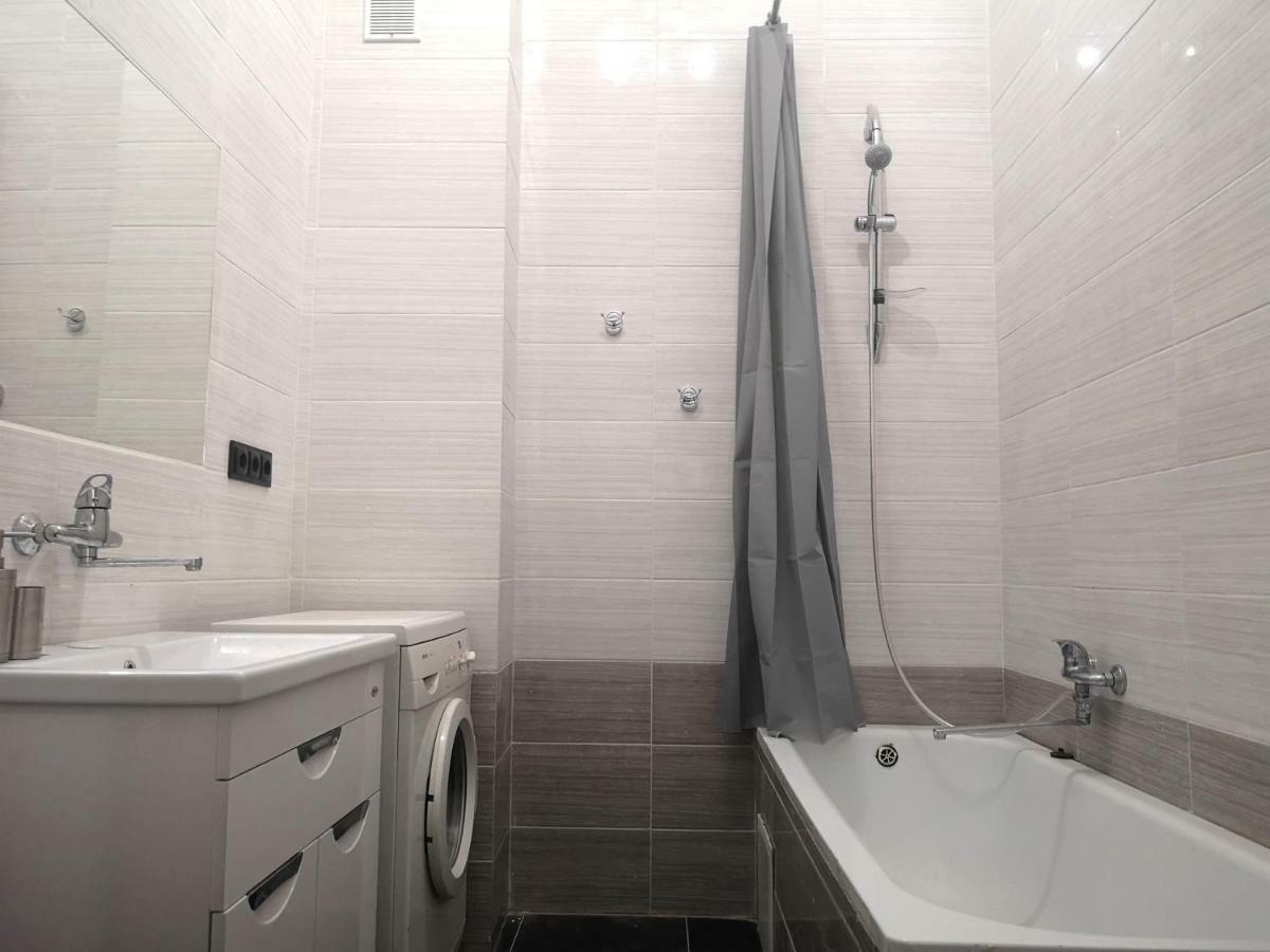 21/9 Baker Street Hostel Лвив Екстериор снимка