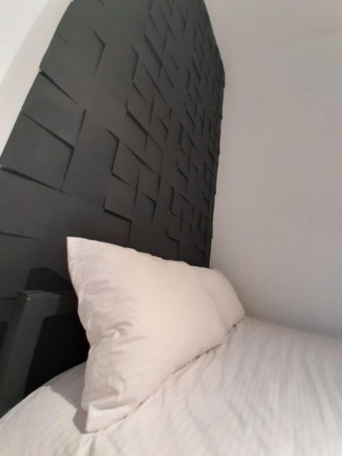 21/9 Baker Street Hostel Лвив Екстериор снимка