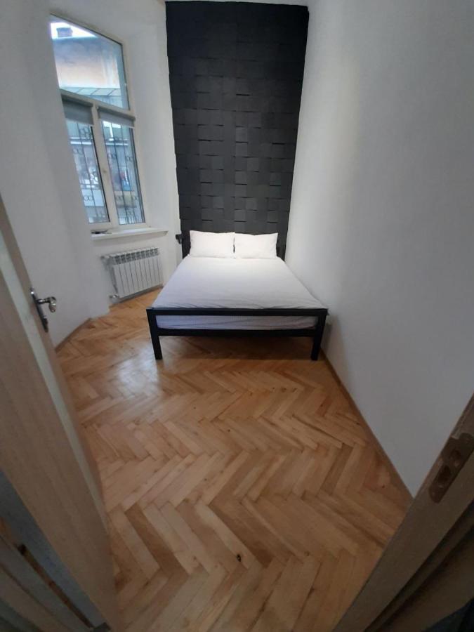 21/9 Baker Street Hostel Лвив Екстериор снимка