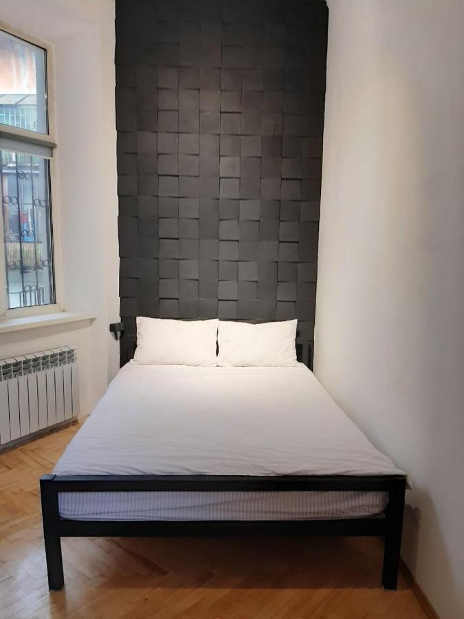 21/9 Baker Street Hostel Лвив Екстериор снимка